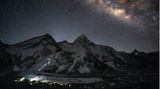 Die Lichter des Everest Base Camps bei Nacht