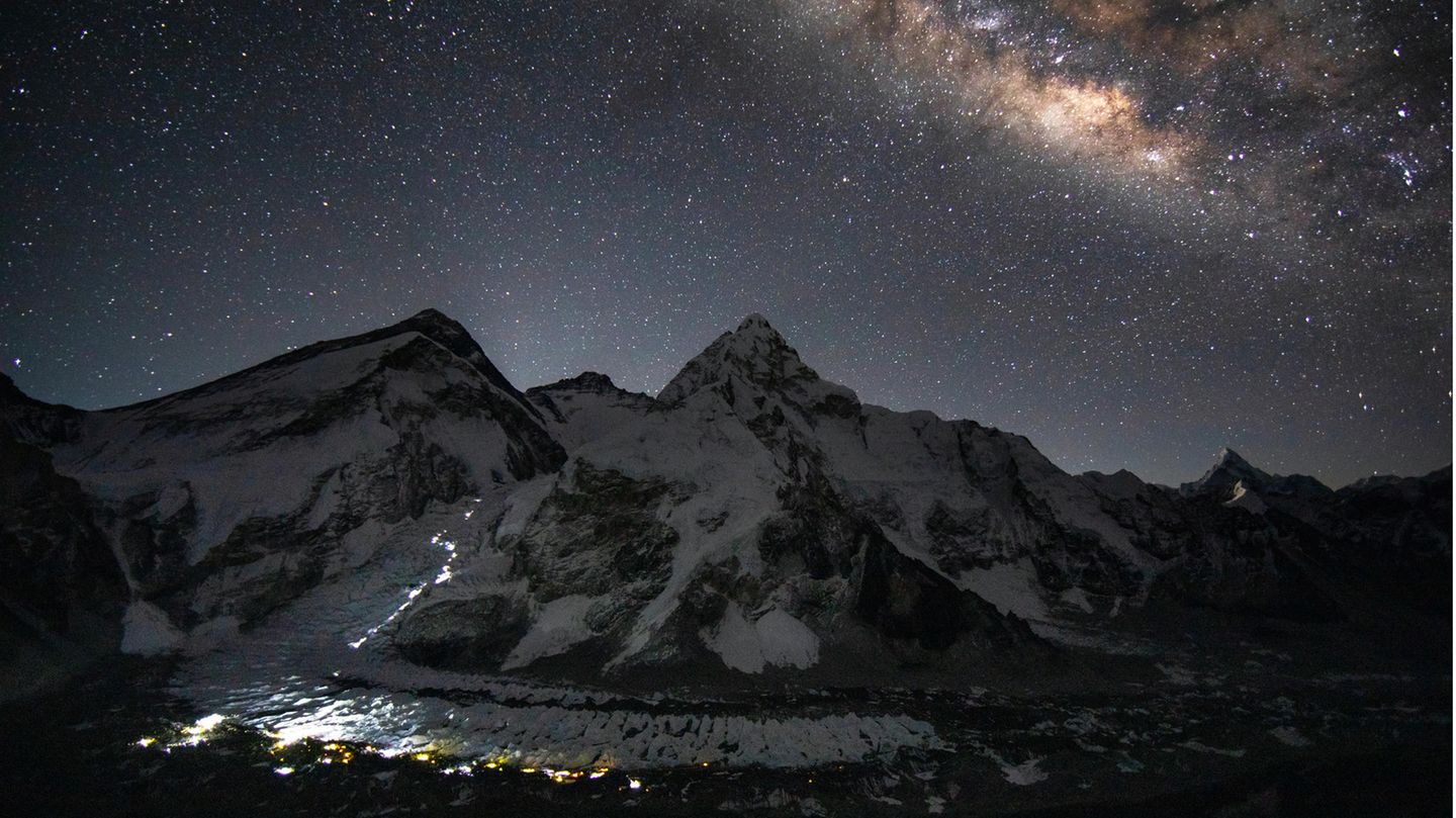 Die Lichter des Everest Base Camps bei Nacht