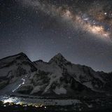 Die Lichter des Everest Base Camps bei Nacht