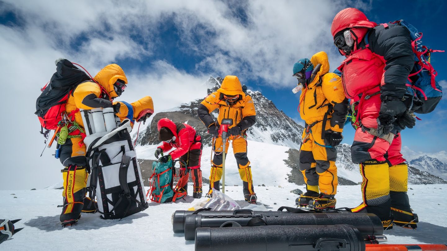 Wissenschaftlerteam durchbohrt die Eisdecke des South Col Gletschers
