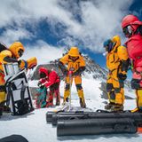 Wissenschaftlerteam durchbohrt die Eisdecke des South Col Gletschers