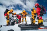 Wissenschaftlerteam durchbohrt die Eisdecke des South Col Gletschers