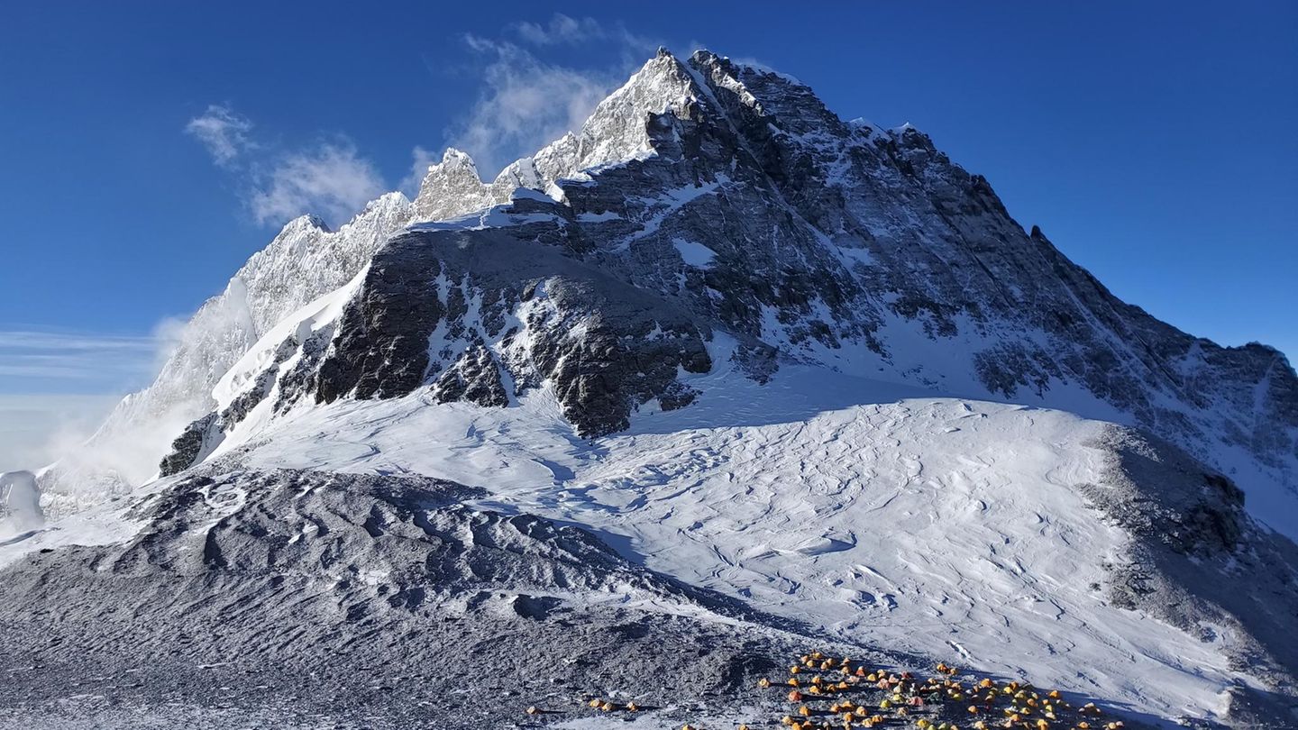 Blick vom South Col Gletscher auf das Camp 4 und die Spitze des Lhotse