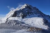 Blick vom South Col Gletscher auf das Camp 4 und die Spitze des Lhotse