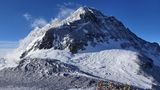 Blick vom South Col Gletscher auf das Camp 4 und die Spitze des Lhotse