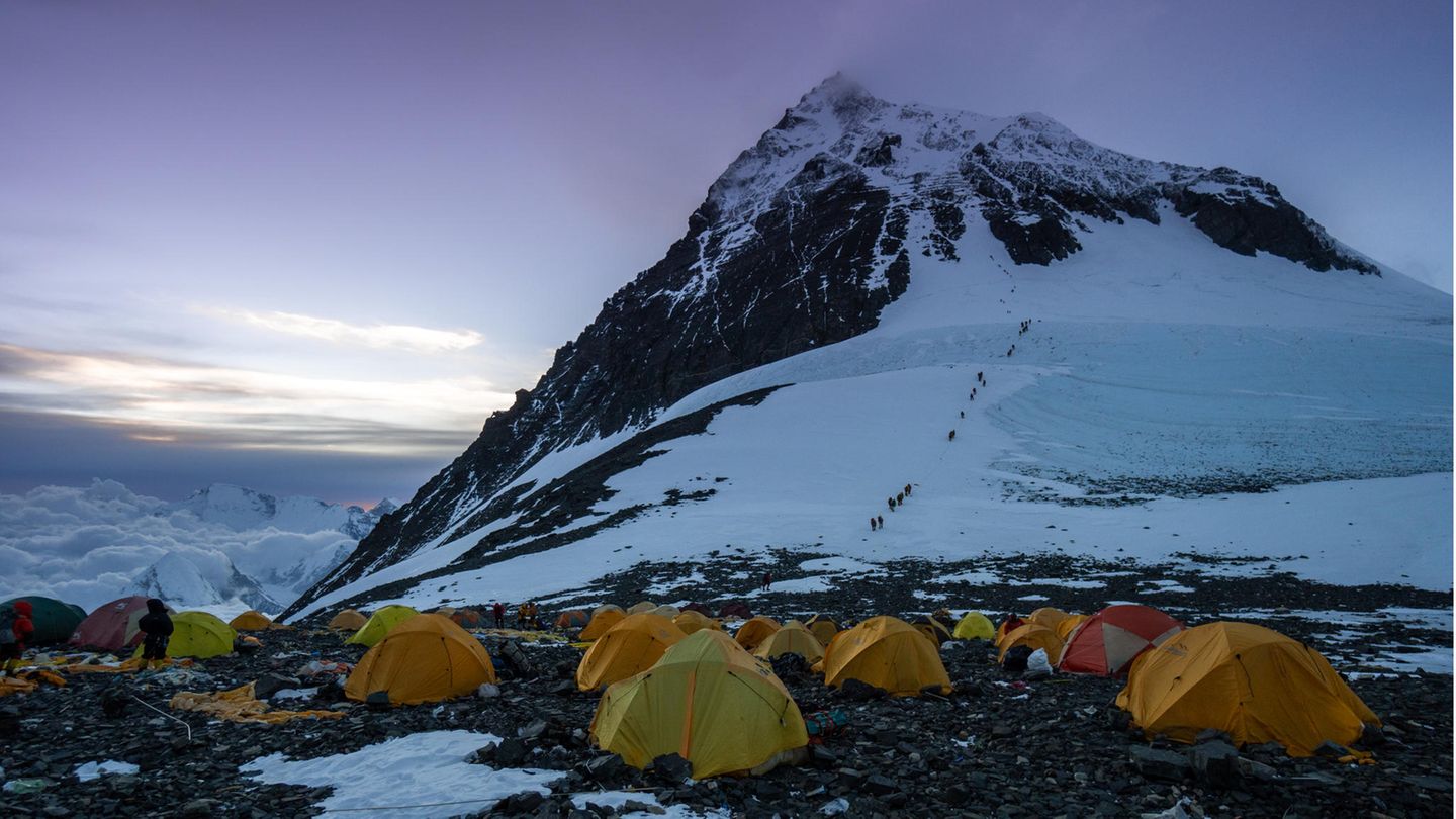 Blick vom Everest Camp 4 auf South Col Gletscher