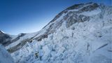 Ein Kletterer steht in den Eismassen des Khumbu-Eisfalls