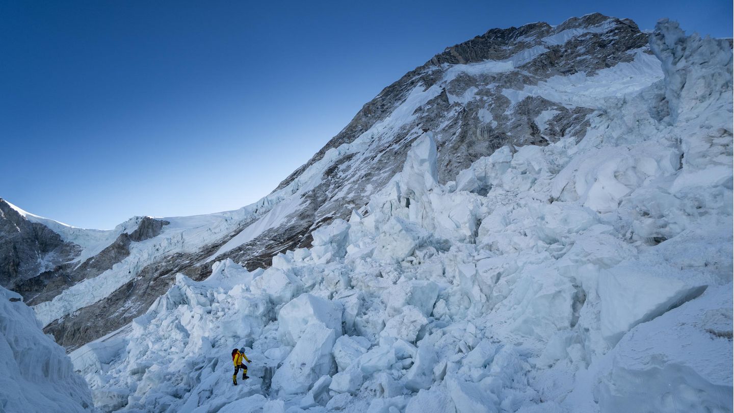 Ein Kletterer steht in den Eismassen des Khumbu-Eisfalls