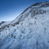 Ein Kletterer steht in den Eismassen des Khumbu-Eisfalls
