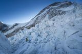 Ein Kletterer steht in den Eismassen des Khumbu-Eisfalls
