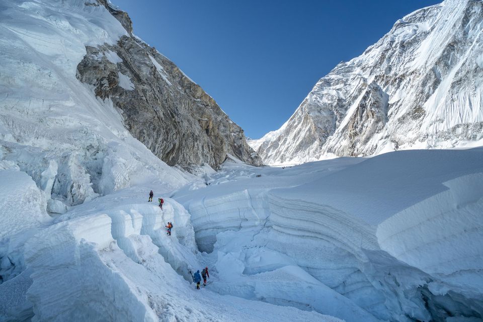 Bergsteiger am oberen Teil des Khumbu Gletschers