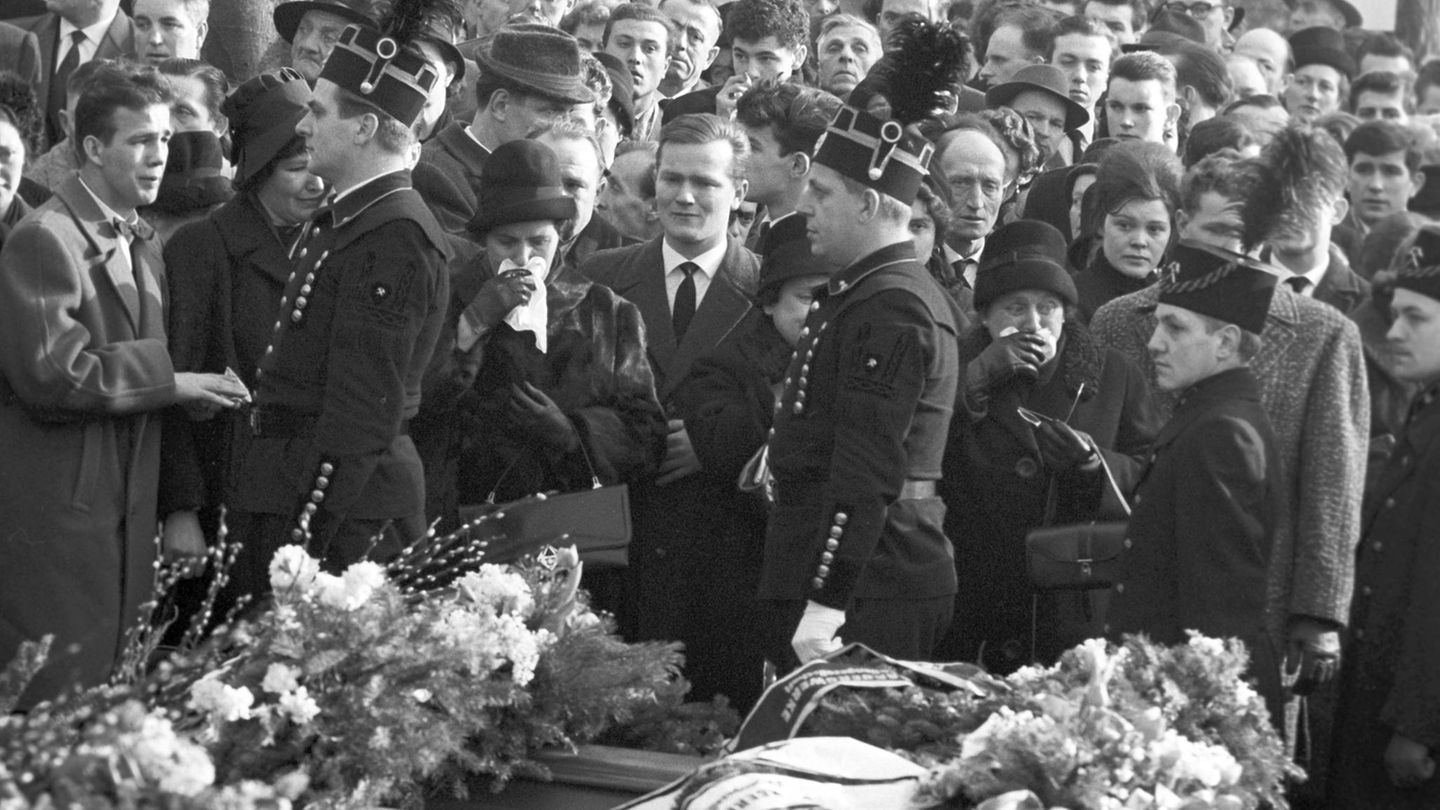 Auf der Trauerfeier am 10 Februar 1962 in Völklingen nehmen die Menschen Abschied von den getöteten Bergleuten