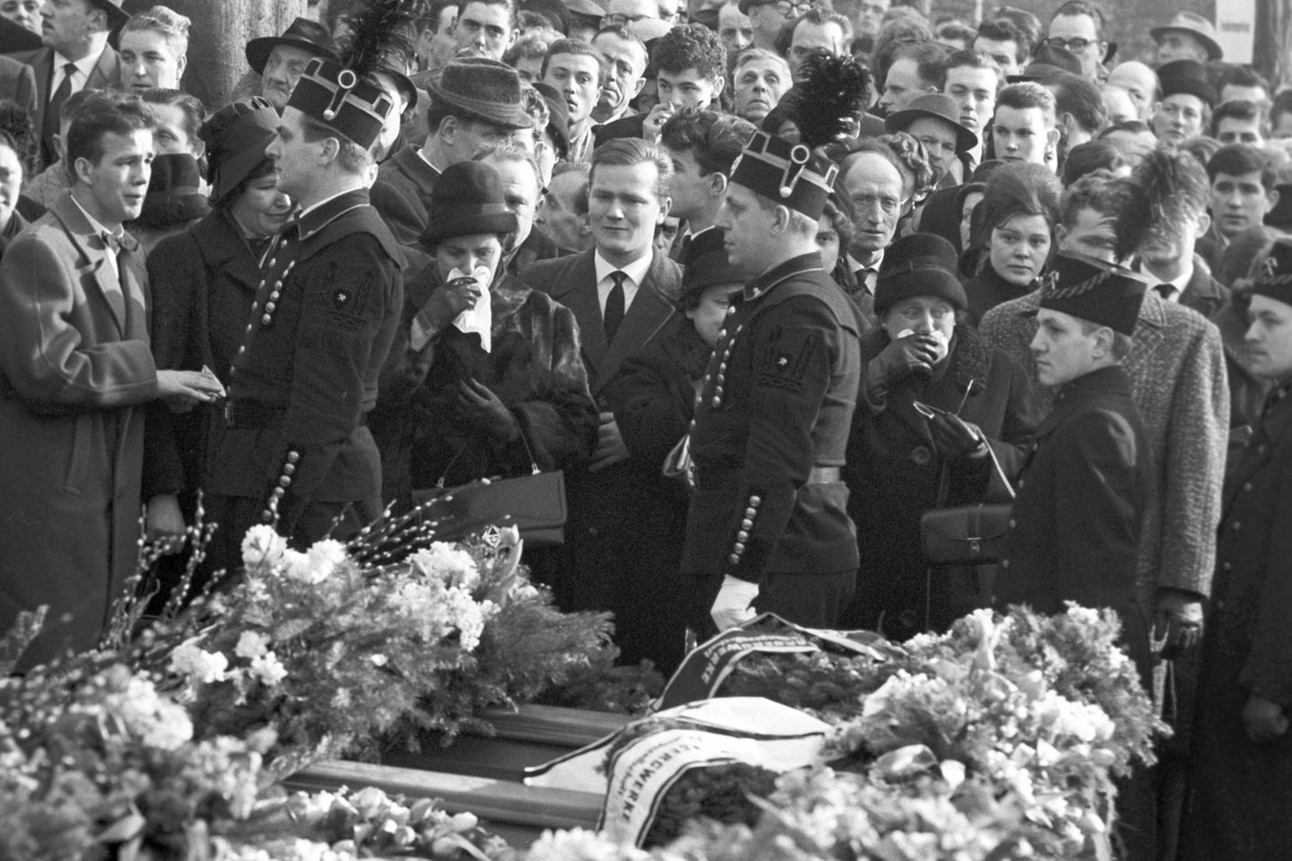 Auf der Trauerfeier am 10 Februar 1962 in Völklingen nehmen die Menschen Abschied von den getöteten Bergleuten