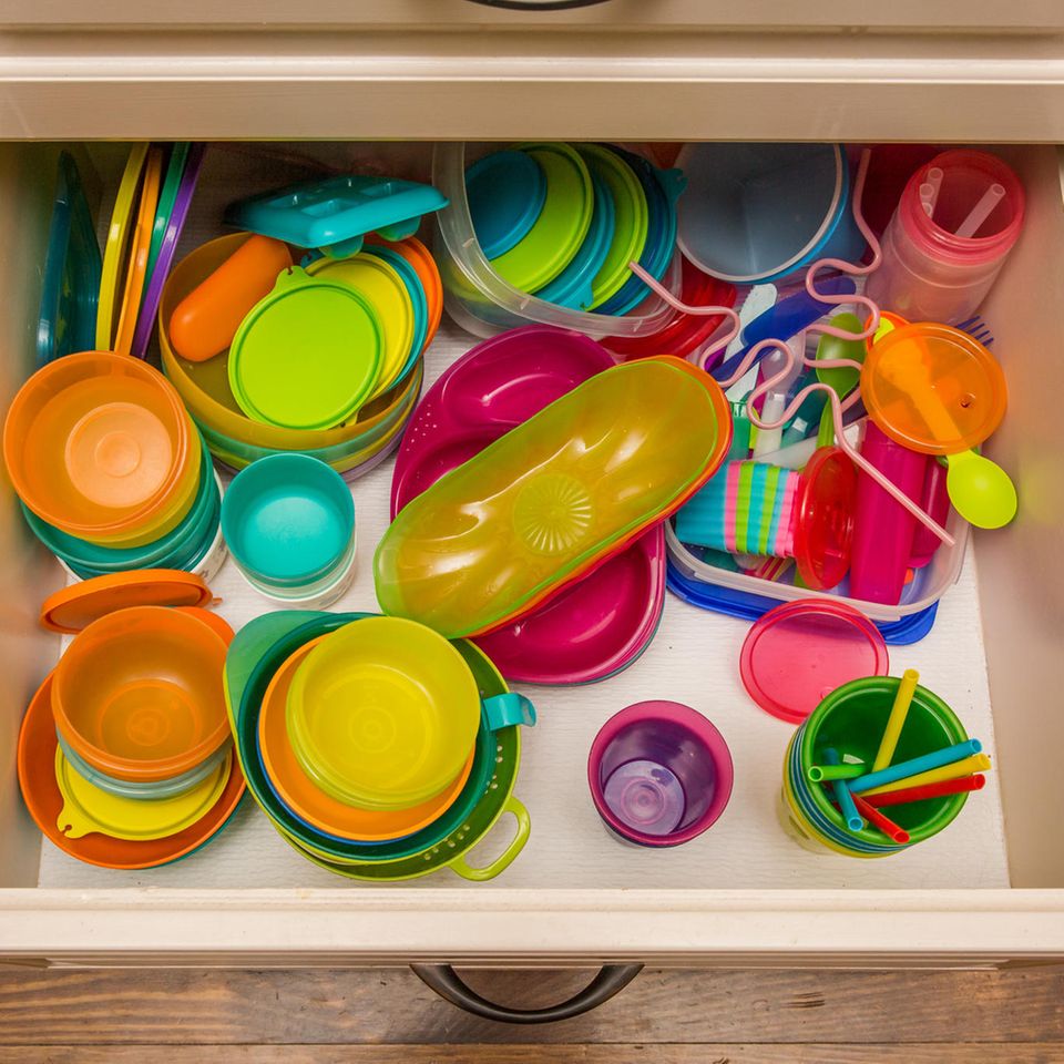 Schublade mit bunter Tupperware in der Küche