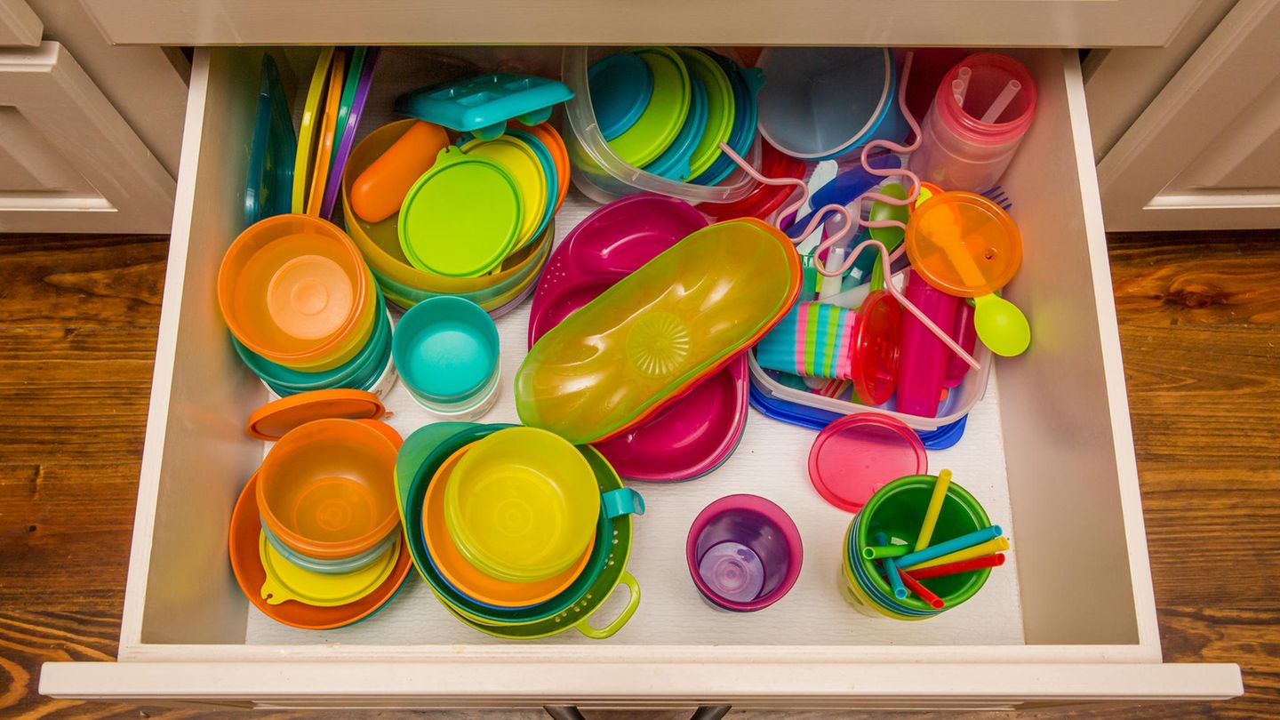 Schublade mit bunter Tupperware in der Küche