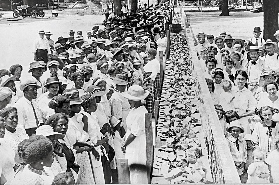 Die Südstaaten der USA erlassen bald nach dem Ende der Sklaverei Gesetze, die die Tren-nung von Schwarzen und Weißen vorschreiben (Barbecue mit Arbeitern und Gästen auf einer Plantage in Alabama)