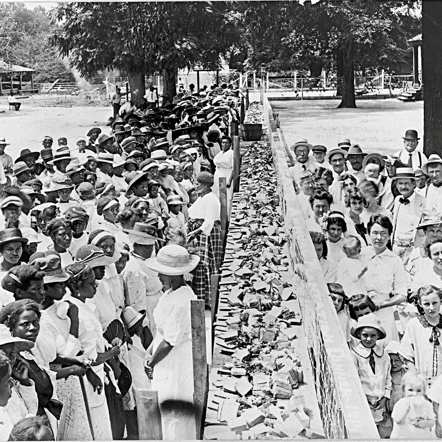 Die Südstaaten der USA erlassen bald nach dem Ende der Sklaverei Gesetze, die die Trennung von Schwarzen und Weißen vorschreiben (Barbecue mit Arbeitern und Gästen auf einer Plantage in Alabama um 1918)