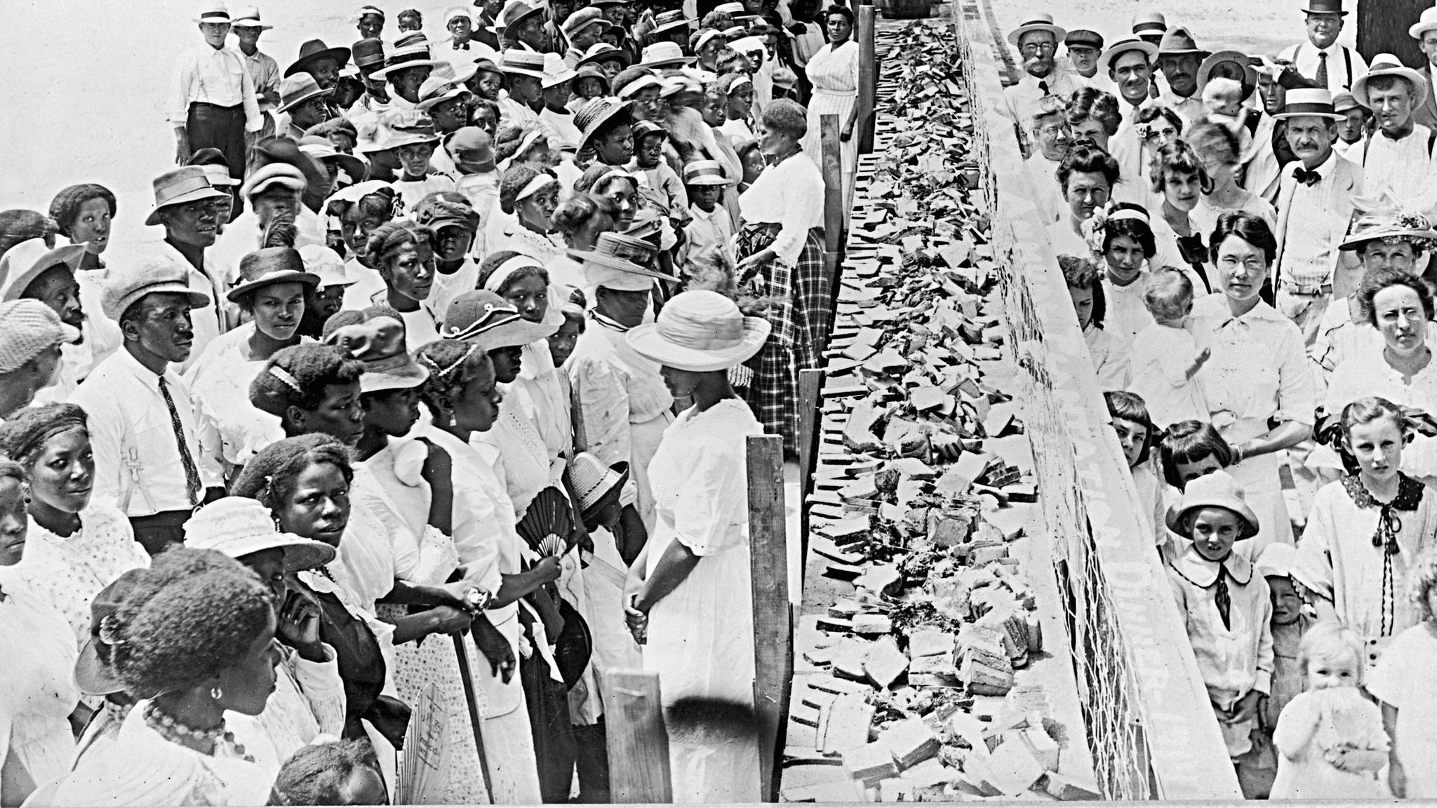 Black History Month: Die Südstaaten der USA erlassen bald nach dem Ende der Sklaverei Gesetze, die die Trennung von Schwarzen und Weißen vorschreiben (Barbecue mit Arbeitern und Gästen auf einer Plantage in Alabama um 1918) Die Südstaaten der USA erlassen bald nach dem Ende der Sklaverei Gesetze, die die Trennung von Schwarzen und Weißen vorschreiben (Barbecue mit Arbeitern und Gästen auf einer Plantage in Alabama um 1918)