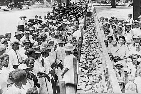 Die Südstaaten der USA erlassen bald nach dem Ende der Sklaverei Gesetze, die die Trennung von Schwarzen und Weißen vorschreiben (Barbecue mit Arbeitern und Gästen auf einer Plantage in Alabama um 1918)