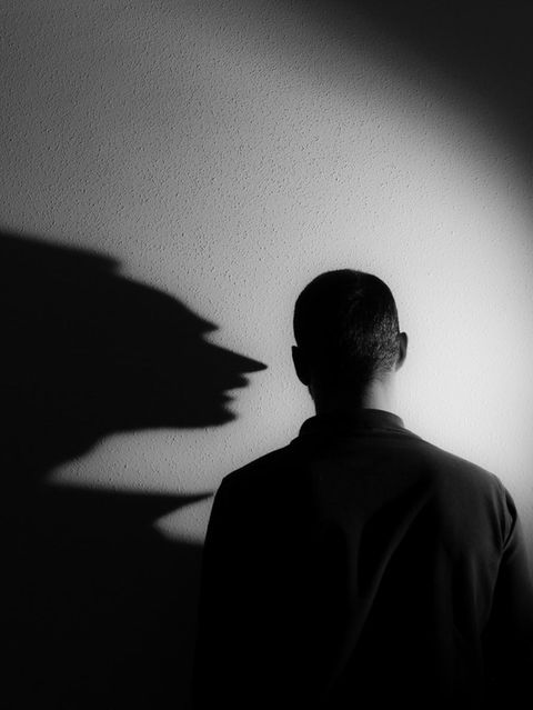 Mann blickt zur Wand
