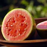 Aufgeschnittene Guave in einer Holzschüssel