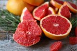 Grapefruits auf einem Holztisch