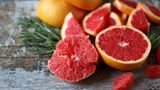 Grapefruits auf einem Holztisch