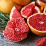 Grapefruits auf einem Holztisch