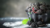 Brombeeren in einer Schüssel vor dunklem Hintergrund
