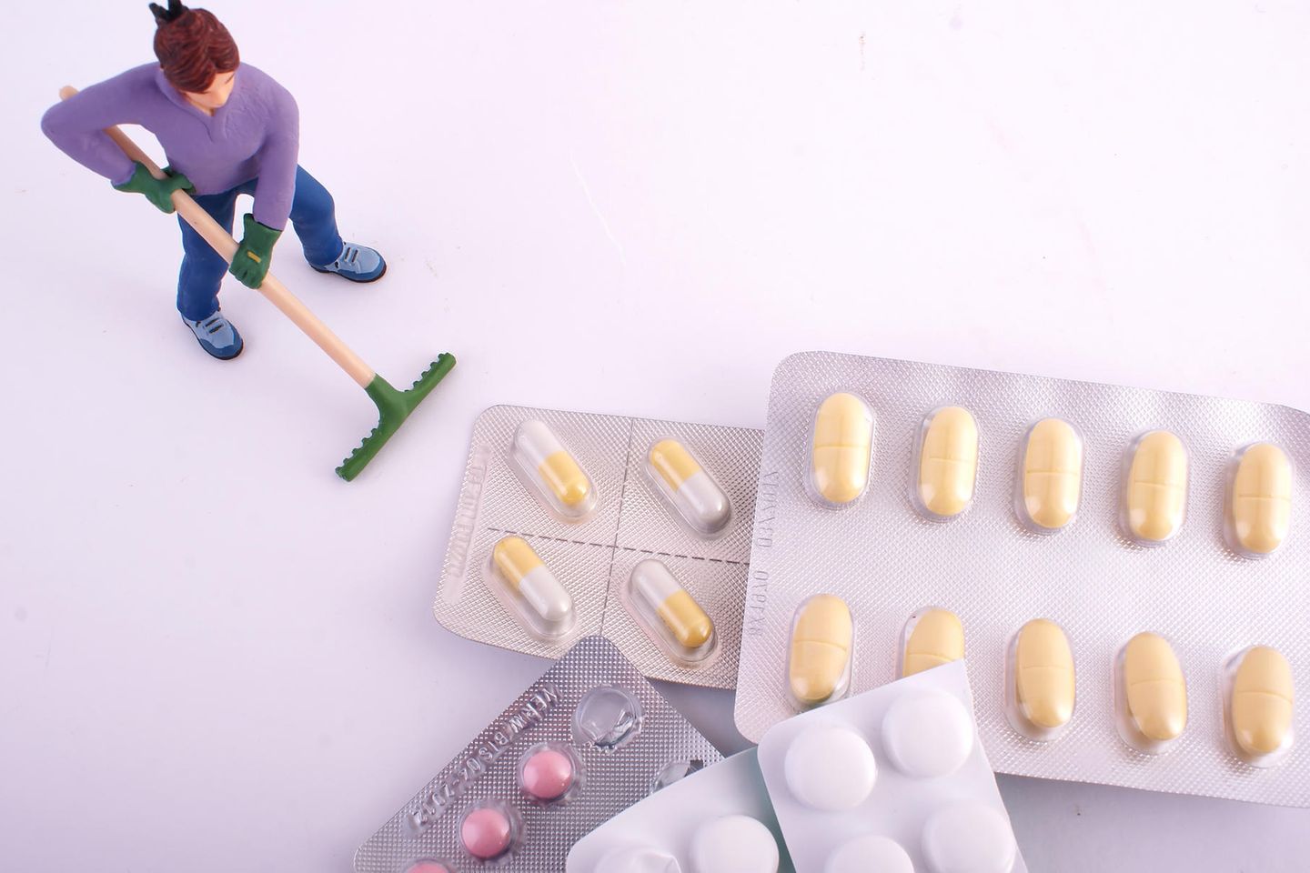 Miniatur-Figur fegt Medikamenten-Blister weg, Symbolbild zum Thema Medikamentenentsorgung