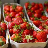 Frische Erdbeeren in Boxen an einem Verkaufsstand
