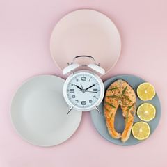 Seit Jahrhunderten fasten Menschen auf der ganzen Welt aus verschiedenen Motiven heraus. Wir haben den Essens-Verzicht, der für viele Christen am Aschermittwoch beginnt, beleuchtet: Was bewirkt der Verzicht im Körper? 