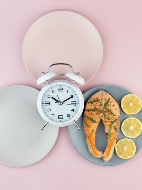 Seit Jahrhunderten fasten Menschen auf der ganzen Welt aus verschiedenen Motiven heraus. Wir haben den Essens-Verzicht, der für viele Christen am Aschermittwoch beginnt, beleuchtet: Was bewirkt der Verzicht im Körper? 