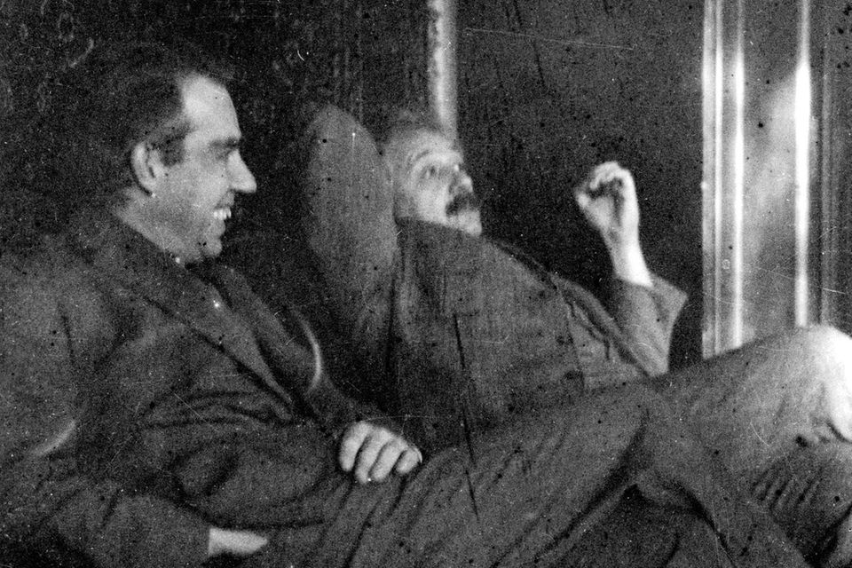 Trotz ihrer unterschiedlichen Auffassungen darüber, was wir über die Natur der Dinge wissen können, schätzen Albert Einstein und Niels Bohr einander sehr (hier bei einem Gedankenaustausch 1925)
