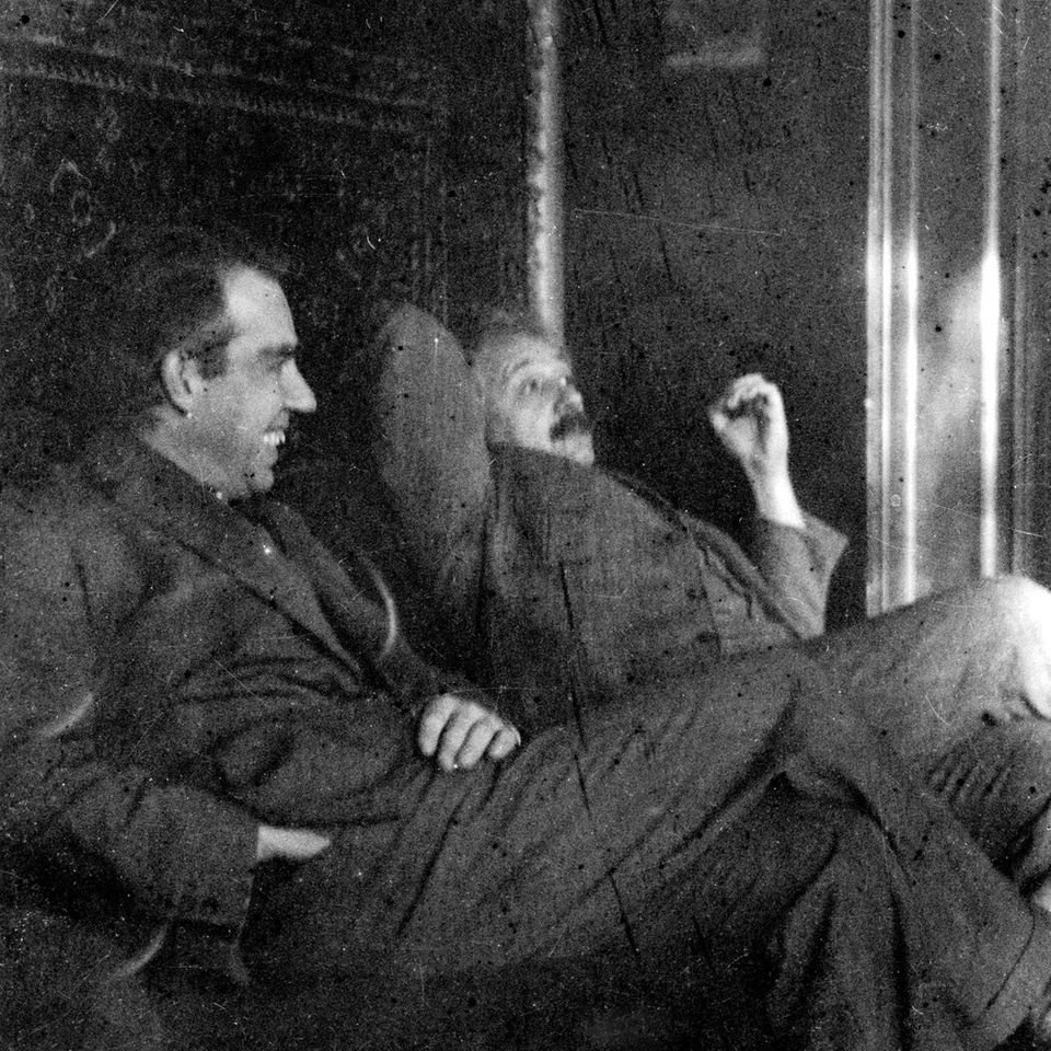 Physiker Albert Einstein und Niels Bohr