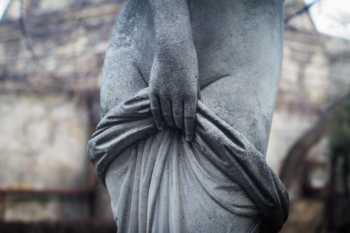 Steinfigur, die ein Tuch über den Intimbereich zieht