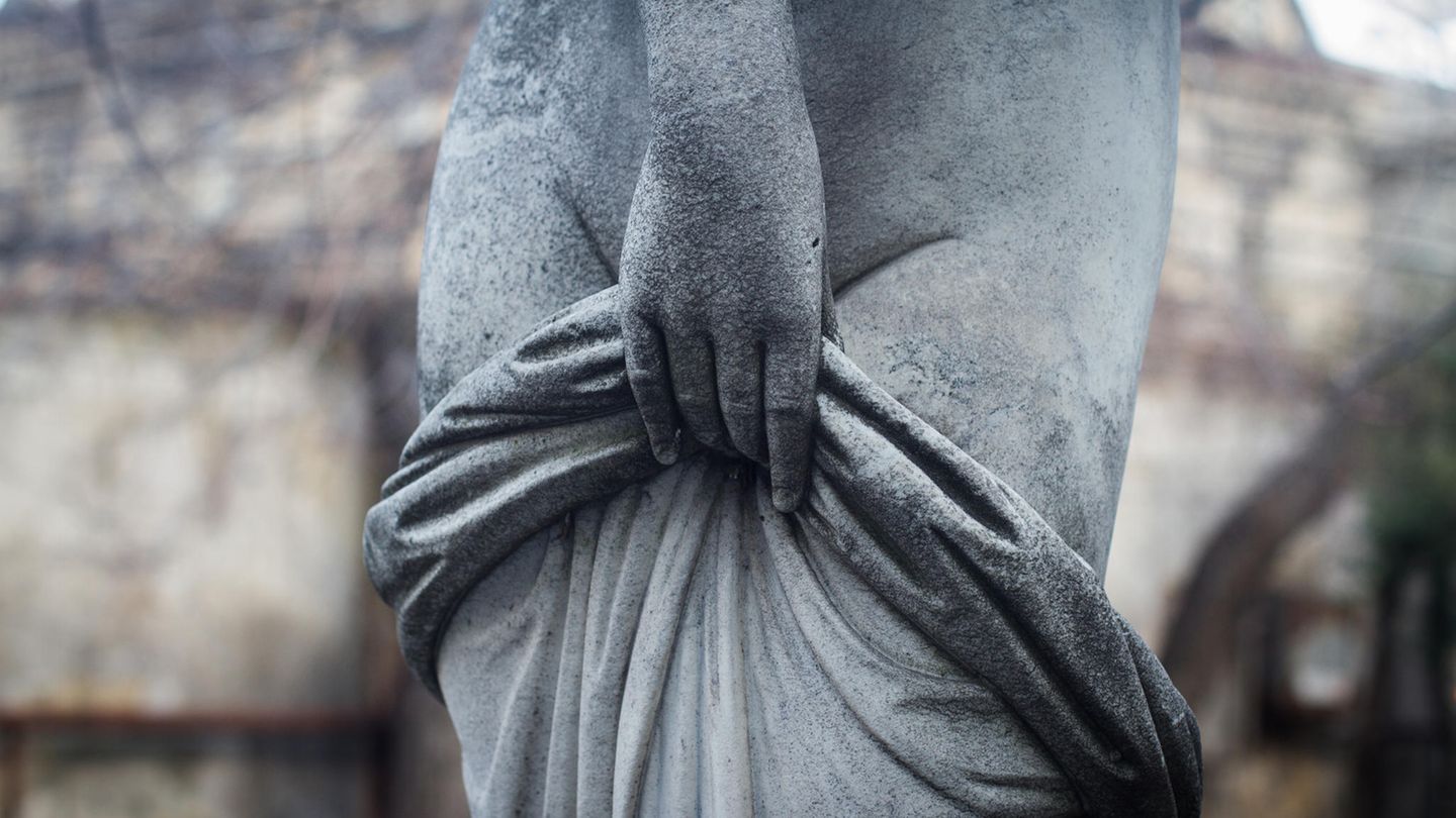 Steinfigur, die ein Tuch über den Intimbereich zieht