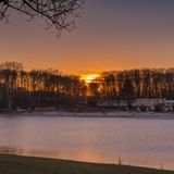 Fühlinger See in Köln bei Sonnenuntergang im Winter