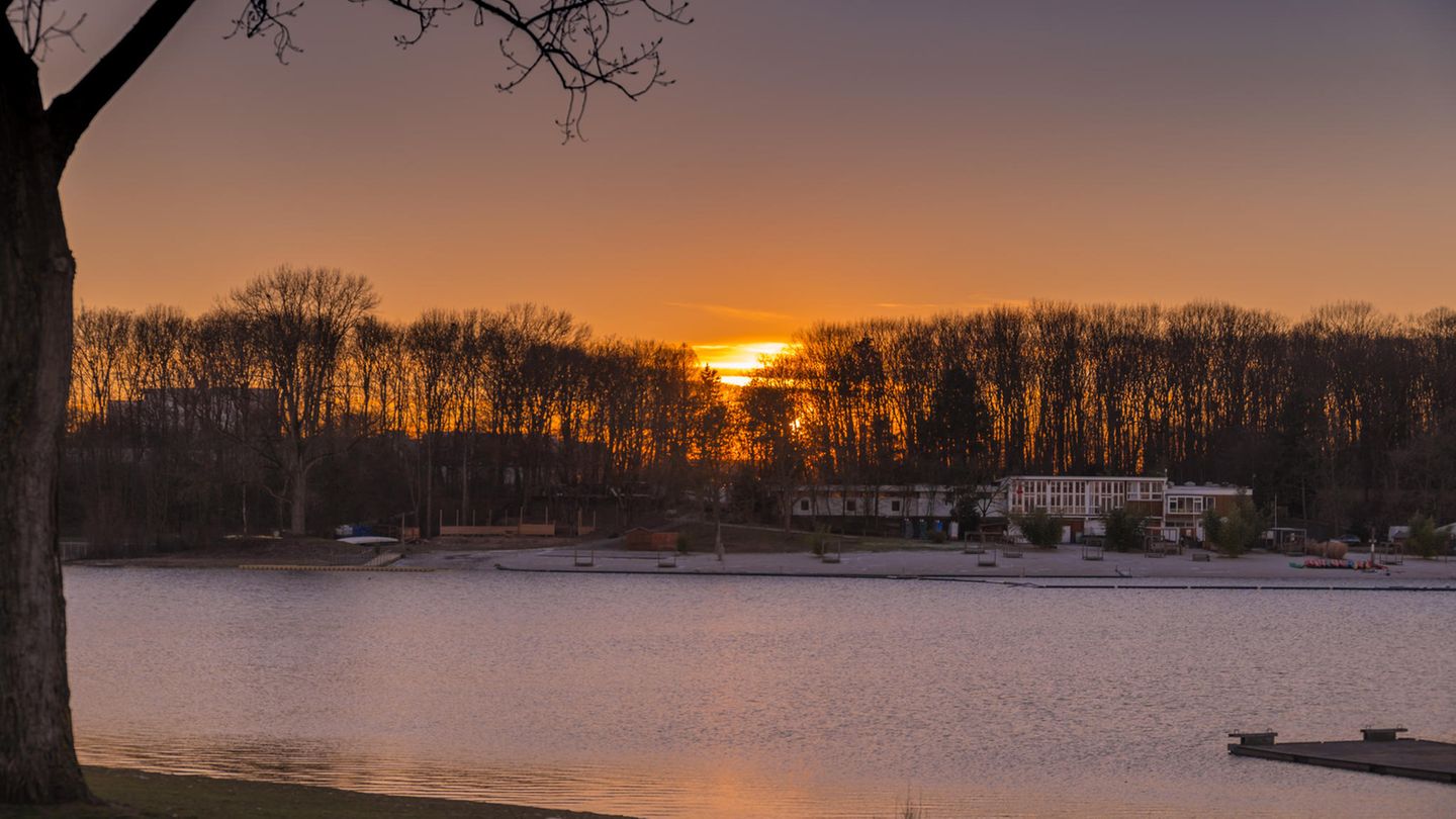 Fühlingen, Nordrhein-Westfalen Fühlinger See in Köln bei Sonnenuntergang im Winter