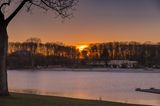 Fühlinger See in Köln bei Sonnenuntergang im Winter
