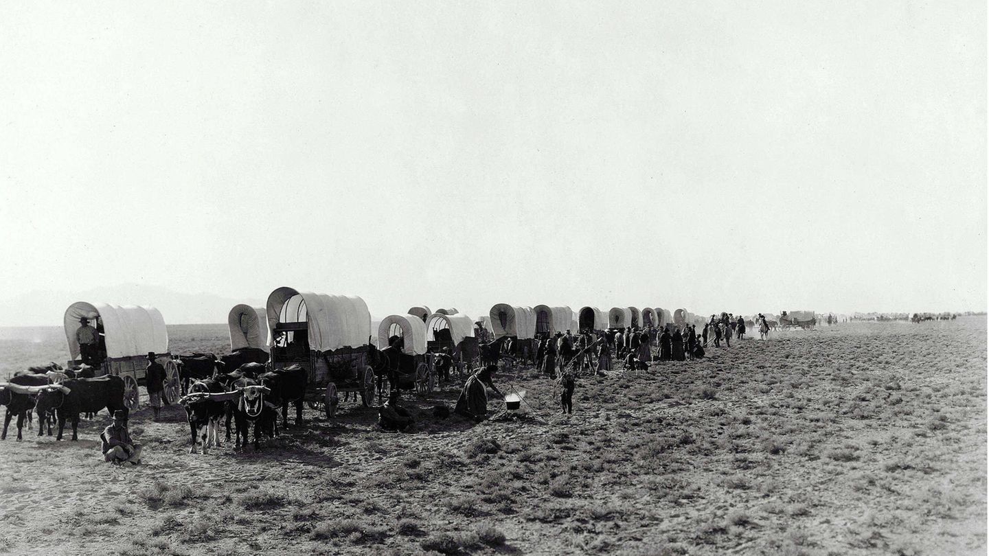 Einsames Gelände, Unfälle und Hungersnot: Um den mehr als 3500 Kilometer weiten Weg quer durch den Kontinent fernab der meisten Siedlungen zu überstehen, schließen sich Reisende nach Westen zu Planwagen-Trecks zusammen (nachgestellte Szene)
