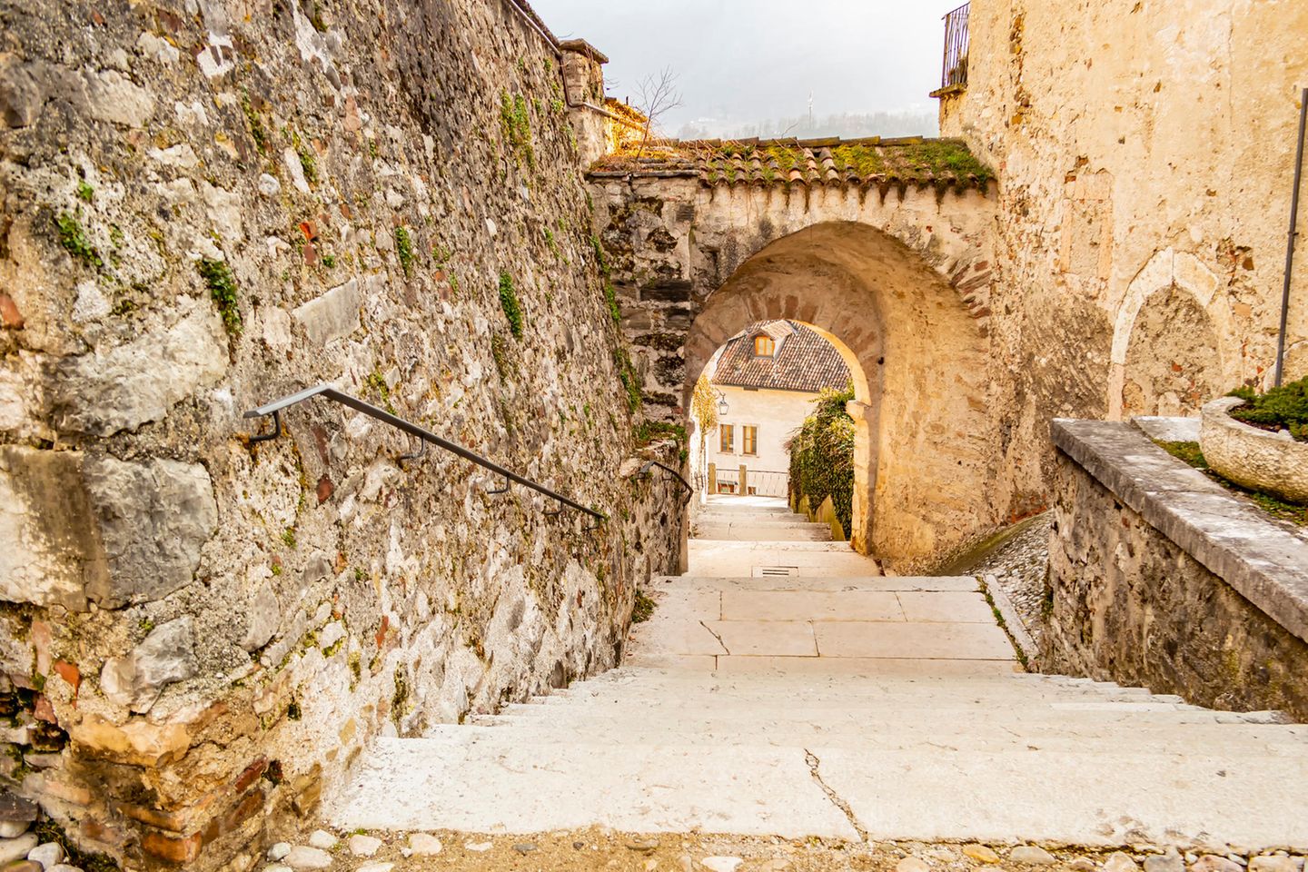Treppe im historischen Ortskern von Feltre, Provinz Belluno