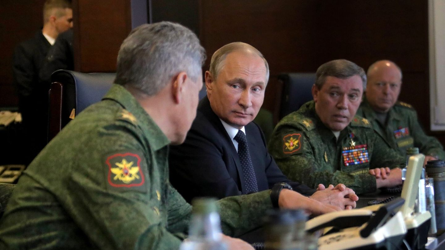 September 18, 2017 - Leningrad Region, Russia - September 18, 2017. - Russia, Leningrad Region, Luzhsky range. - Russian President Vladimir Putin seen while surveying the Russia and Belarus Union State armed forces activities at the main stage of the joint strategic exercises 'Zapad-2017'. Second right: Deputy Defense Minister General Valery Gerasimov, Chief of the Russian Armed Forces General Staff. Left: Russian Defense Minister Sergey Shoigu