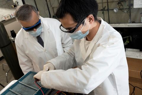 Wissenschaftler bei einem Versuch im Labor