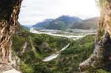 Blick aus einem Felsenfenter auf die Dolomiten in der Provinz Belluno