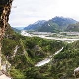 Blick aus einem Felsenfenter auf die Dolomiten in der Provinz Belluno