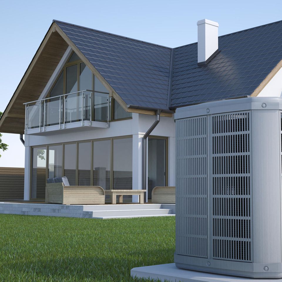 Selbst wenn es draußen kälter ist als drinnen, können Wärmepumpen aus der Umgebung Energie ins Haus ziehen und es so temperieren – etwa indem sie Luft über einen Ventilator ansaugen