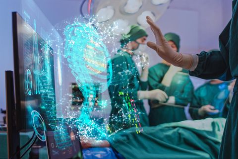 So soll es eines Tages aussehen: Eine Person blickt auf einen Monitor und erlebt so vor sich ein Hologramm – an ihm kann sie mehr Details ­erkennen als in einer zweidimensionalen Ansicht          Doctor using hologram modern virtual screen interface Respiratory System in the operating room, innovative and future of medical and healthcare technology
