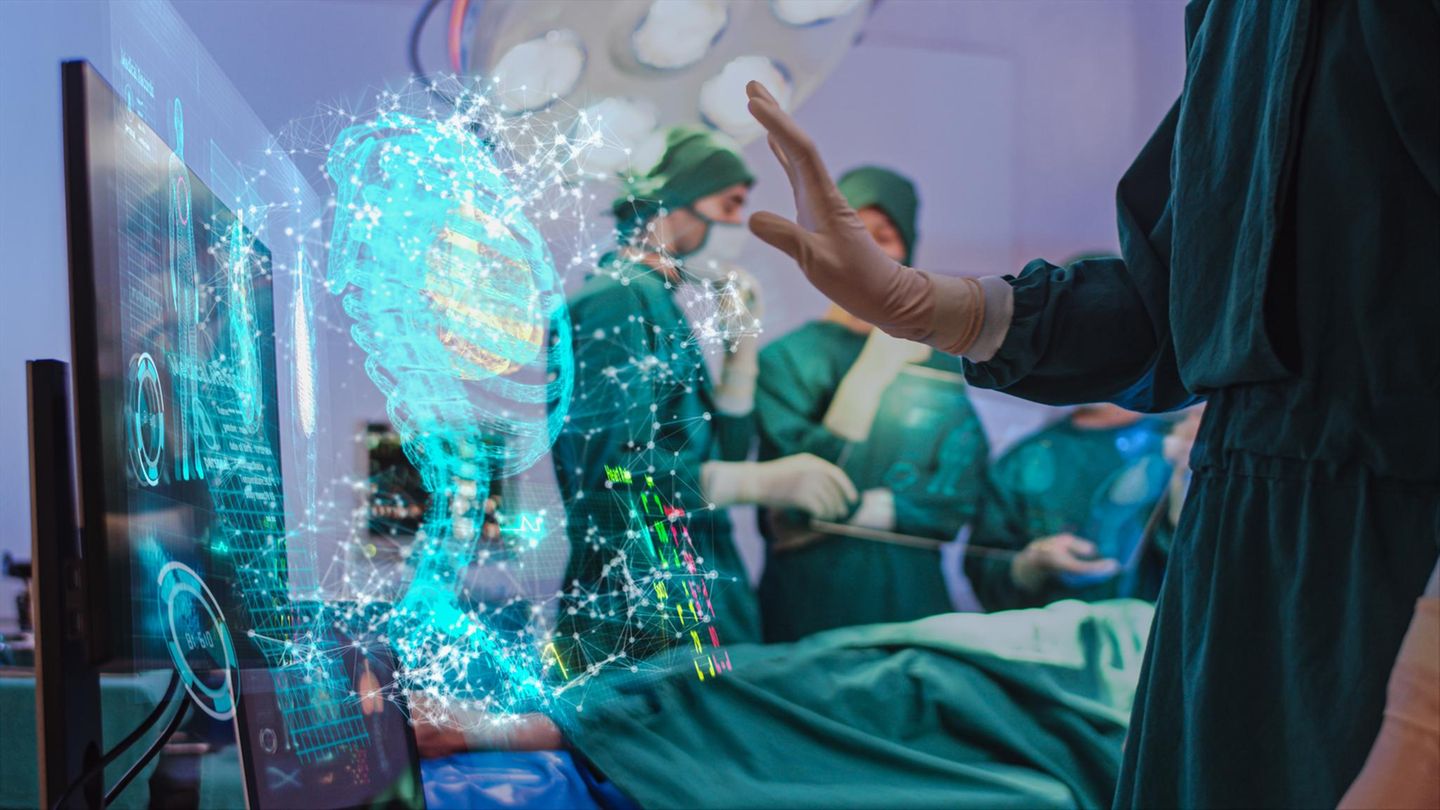 So soll es eines Tages aussehen: Eine Person blickt auf einen Monitor und erlebt so vor sich ein Hologramm – an ihm kann sie mehr Details ­erkennen als in einer zweidimensionalen Ansicht          Doctor using hologram modern virtual screen interface Respiratory System in the operating room, innovative and future of medical and healthcare technology