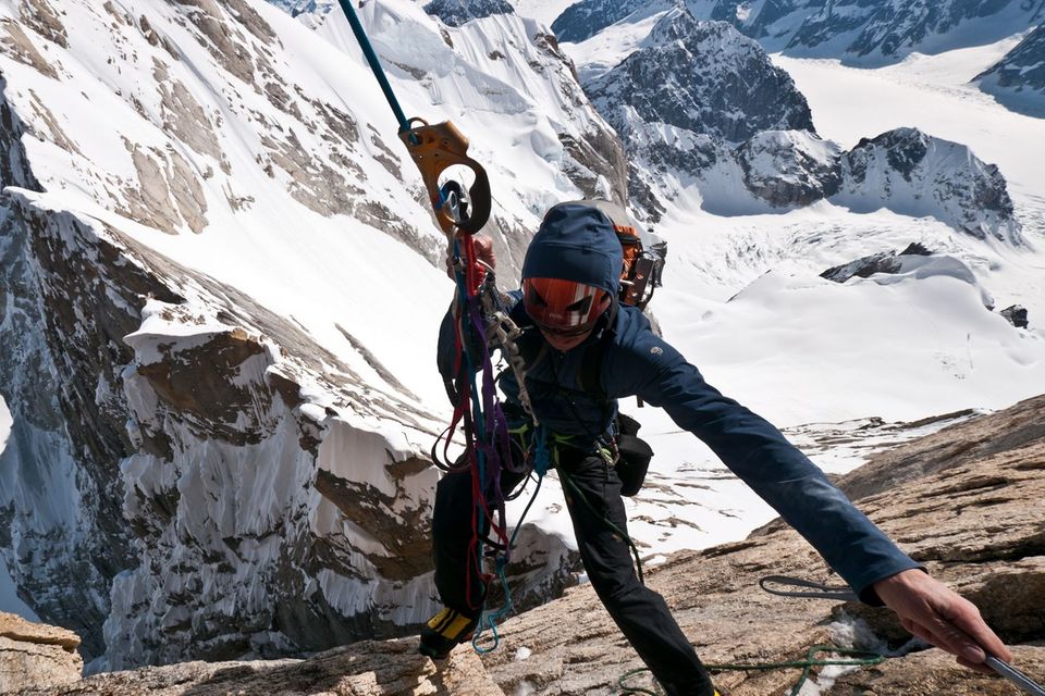 Szene eines Kletterers an der Felswand aus dem Bergsteiger-Film "Die unendliche Weite des Himmels"